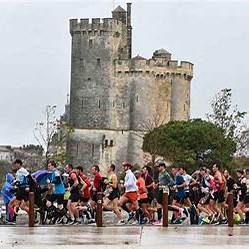 Coureurs participant au Marathon de La Rochelle dans les rues du centre-ville.