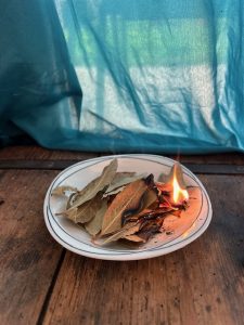 bruler des feuilles de laurier, un rituel symbolique pour purifier la maison, poser de nouvelles intentions et commencer l'année en harmonie