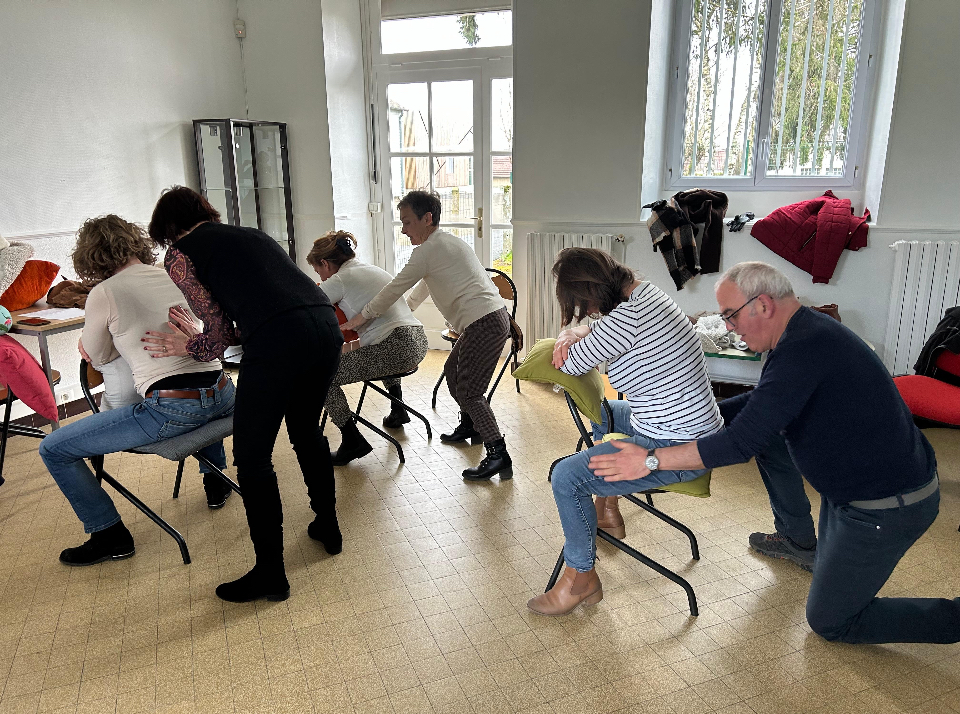 massage du dos, de la tète, atelier initiation groupe adulte, seniors